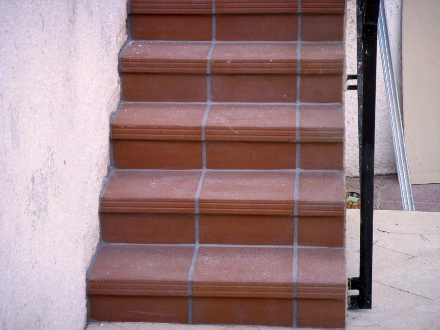 Colocación de pizo terrazo en escalera