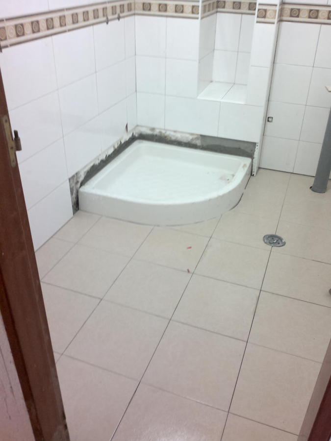 colocación de plato de ducha curvo