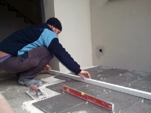 colocacion de suelo en entrada