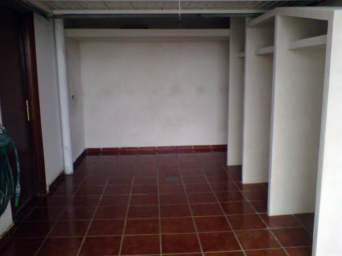 COLOCACION DE SUELO Y ESTANTERIAS DE MATERIAL