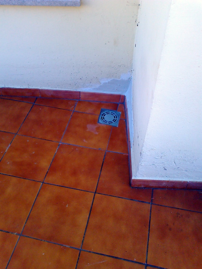 Colocacion de sumidero y baldosas postaveria,en terraza