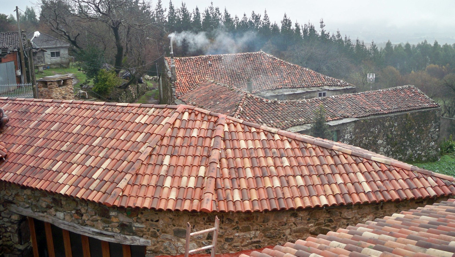 COLOCACION DE TEJA DEL PAIS XACOBEA
