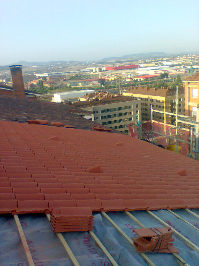 colocacion de teja sobre rastrel de madera previa colocacion de tela aislante hidrofuga