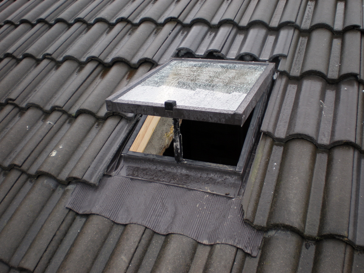 COLOCACION DE "VELUX" EN TEJADO (LA LUZ-AVILËS)