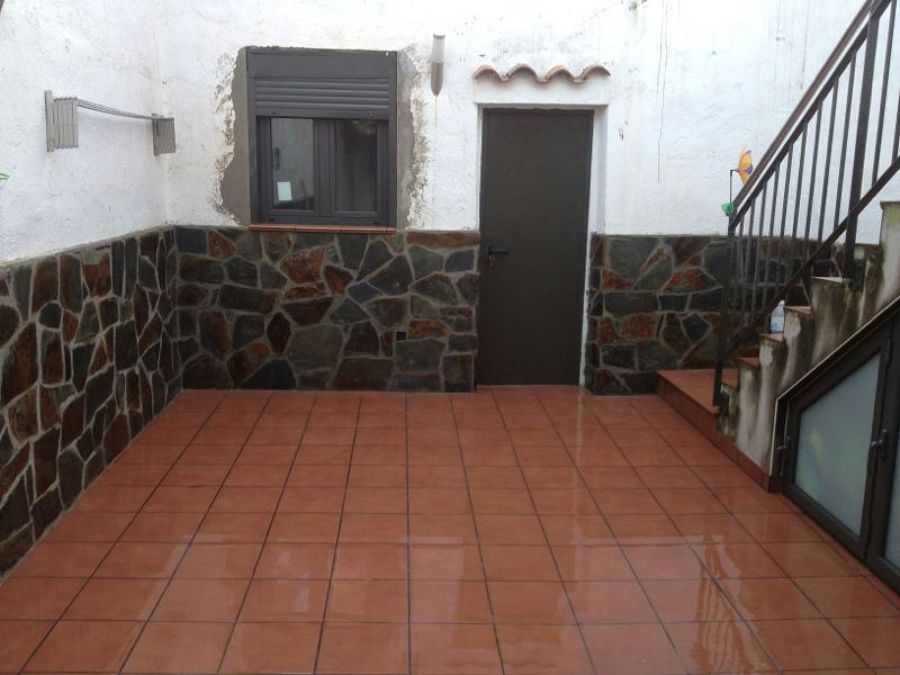 Colocación de ventana y zócalo de piedra 