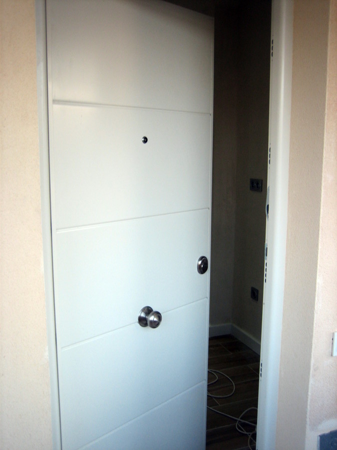 Colocación puerta principal en vivienda