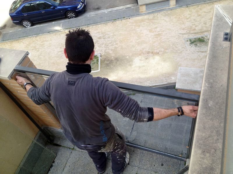 Colocando separador de terraza y vidrios nuevos