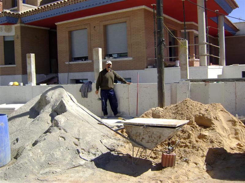 colocando zocalo de piedra