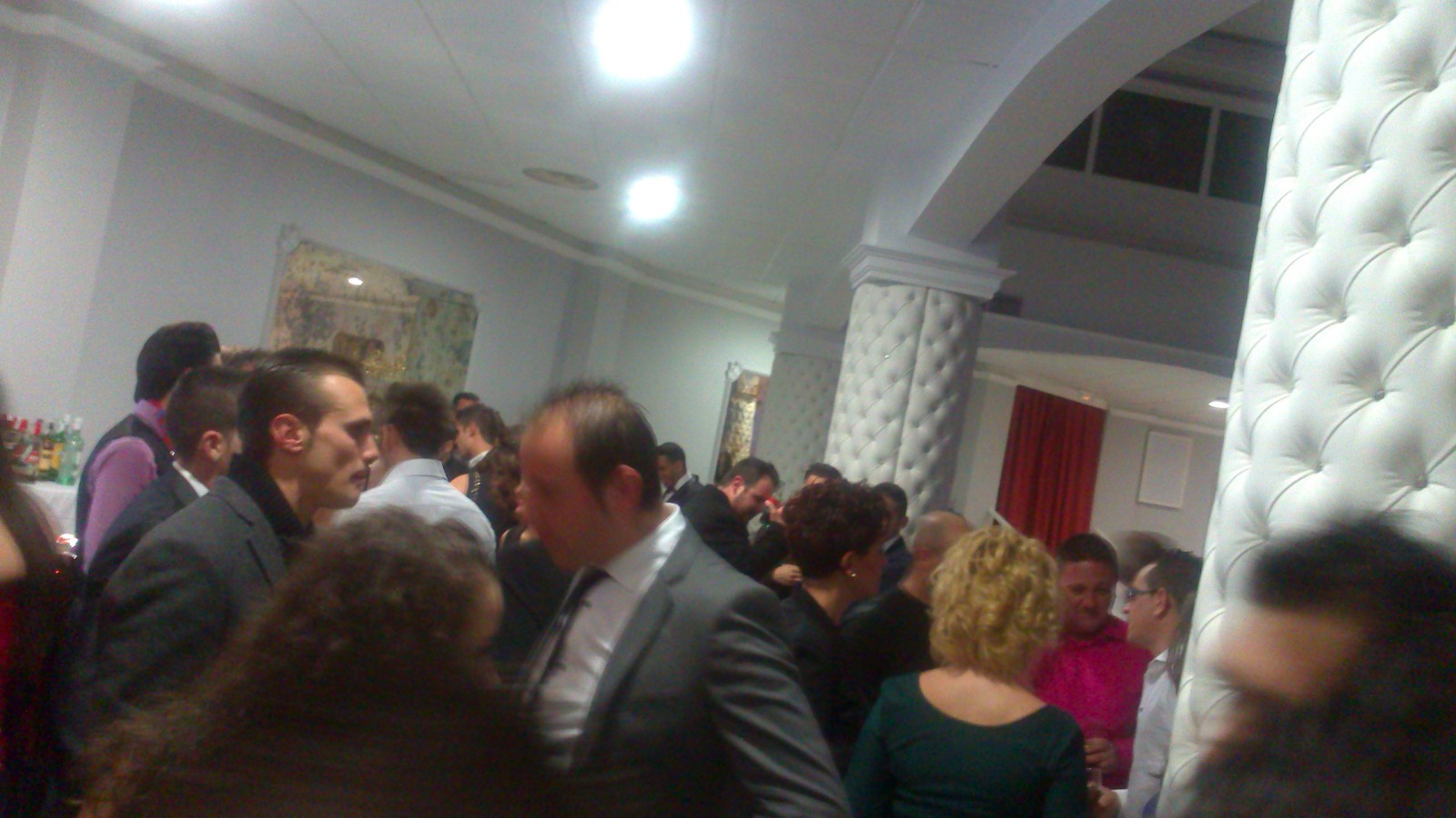 Columnas redondas tapizadas en capitoné