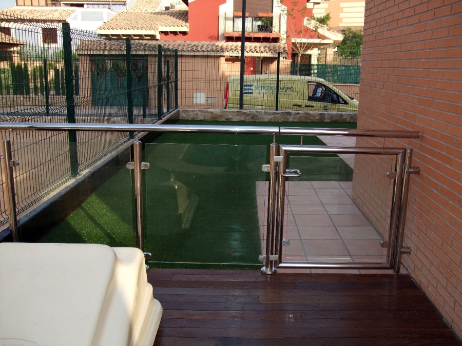 Combinación de madera, césped y acero 