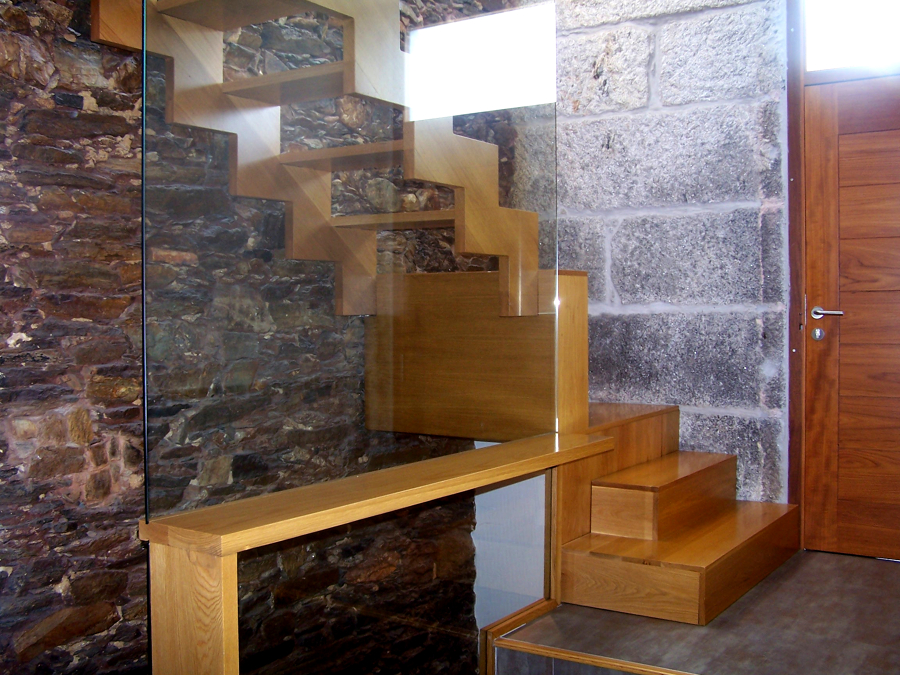 Combinación escaleras y descansillo