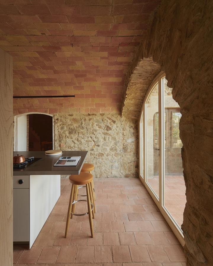Cocina con acceso terraza en el Pirineo Aragonés