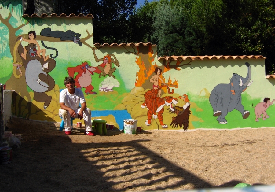 Comienzo trabajo en pintura decorativa sobre un muro para un particular. Encinar del Alberche.