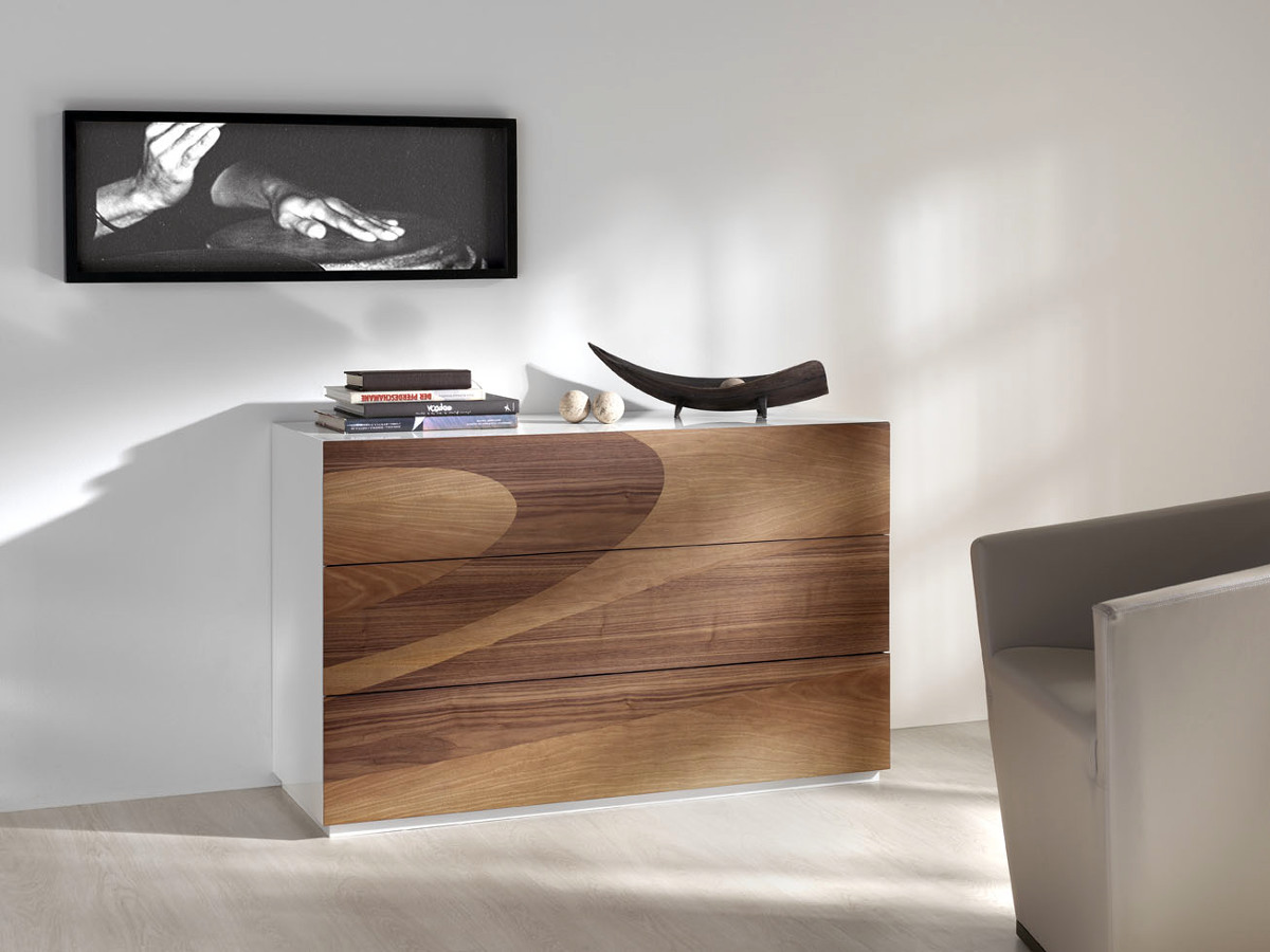 Cómoda chapada en nogal.