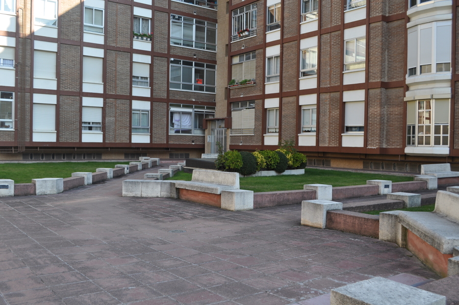 Limpieza de patio y mantenimiento jardín en comunidad de vecinos