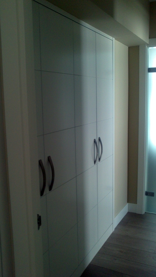 con puertas ranuradas