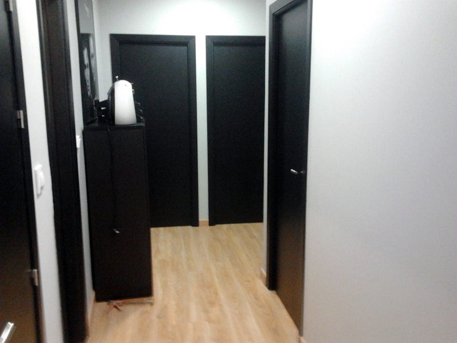 Conjunto de puertas y tarima.