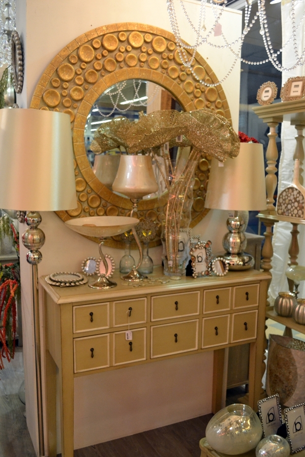 Conjunto de recibidor en colores dorados y blancos nacarados.