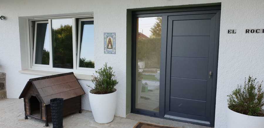 VENTANA OSCILOBATIENTE Y PUERTA ENTRADA PVC
