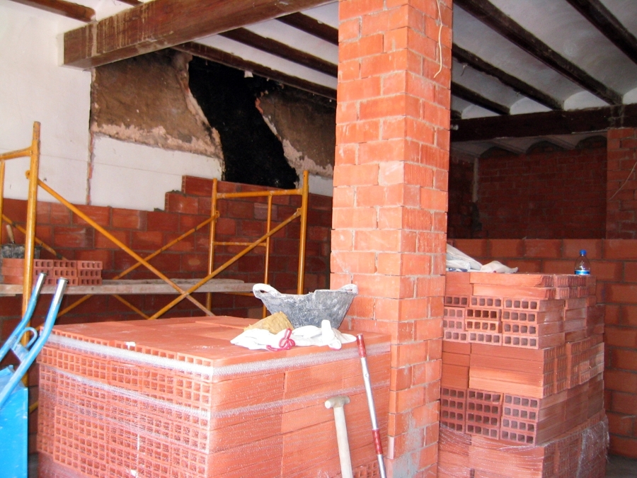 consolidando estructuralmente espacio a reformar, pilar y paredes nuevas