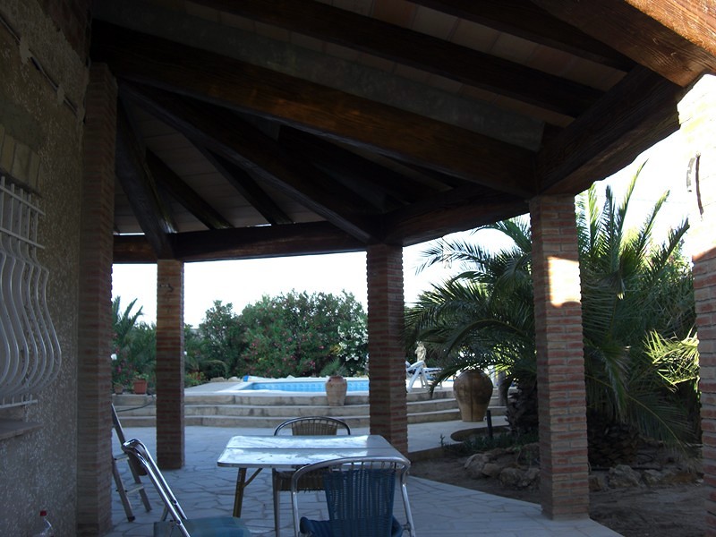 Construcción cubierta circular adosada a vivienda