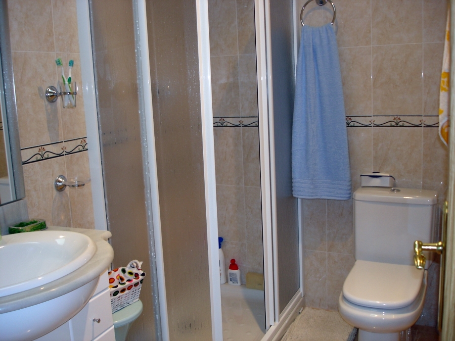 Construcción de baño y coclocación de mampara