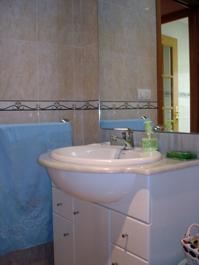 Construcción de baño y colocación de mueble de baño