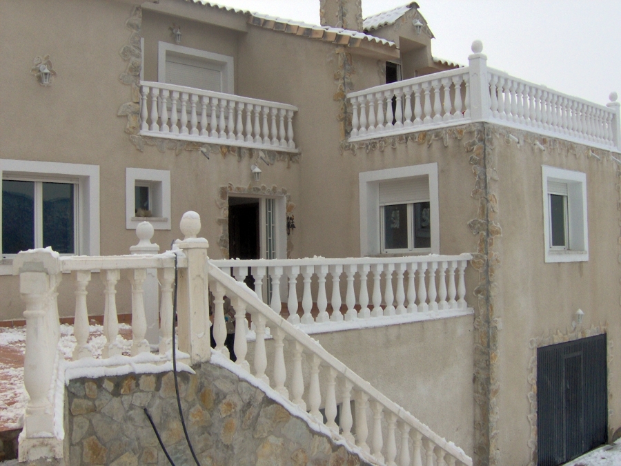 CONSTRUCCIÓN DE VIVIENDA DE TRES PLANTAS CON GARAJE