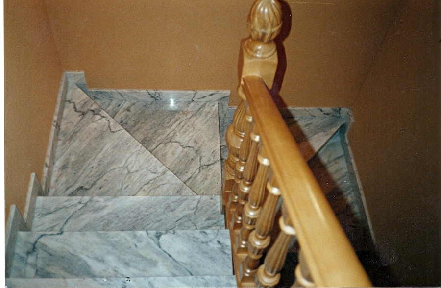 Construcción de Escaleras de mármol y barandado torneado