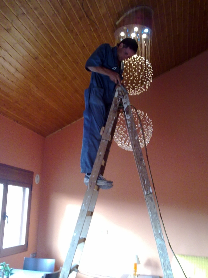 Construcción de falso techo de madera y colocación de Lampara