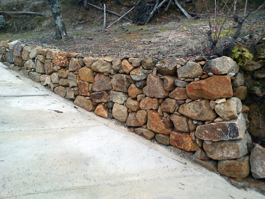 construccion de muros de piedra y cimentacion de caminos