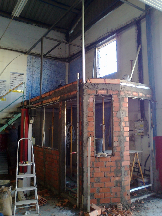 construccion de oficina y almacèn en taller mecanico