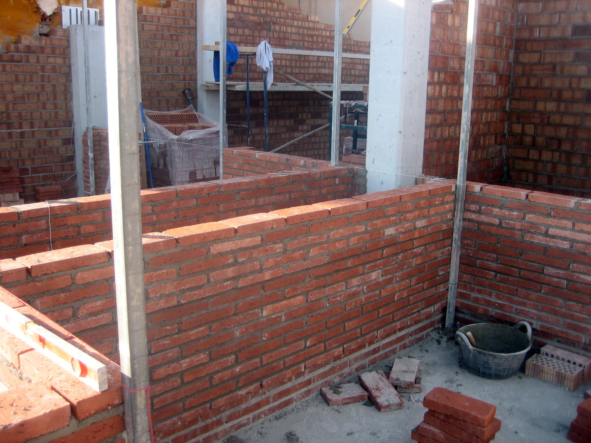 CONSTRUCCION DE PAREDES MEDIANERAS Y FACHADA POSTERIOR