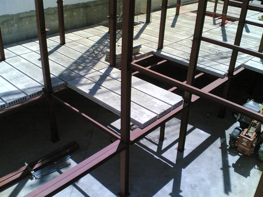 Construcción de tienda de muebles en 3 plantas