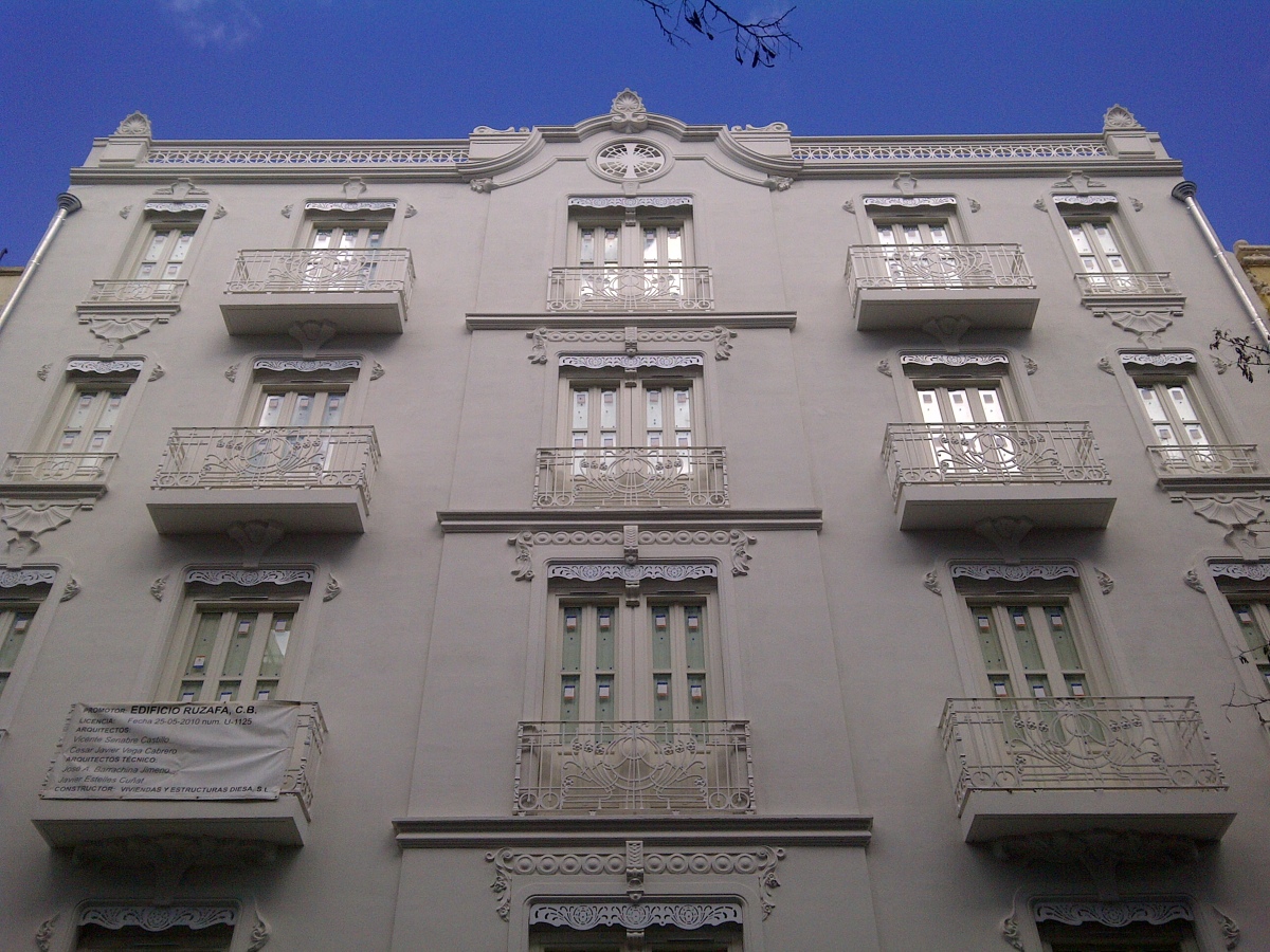 Construcción Edificio Manteniendo Fachada