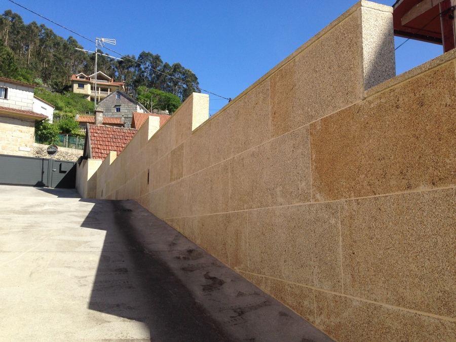 Construcción muro cierre de parcela en granito