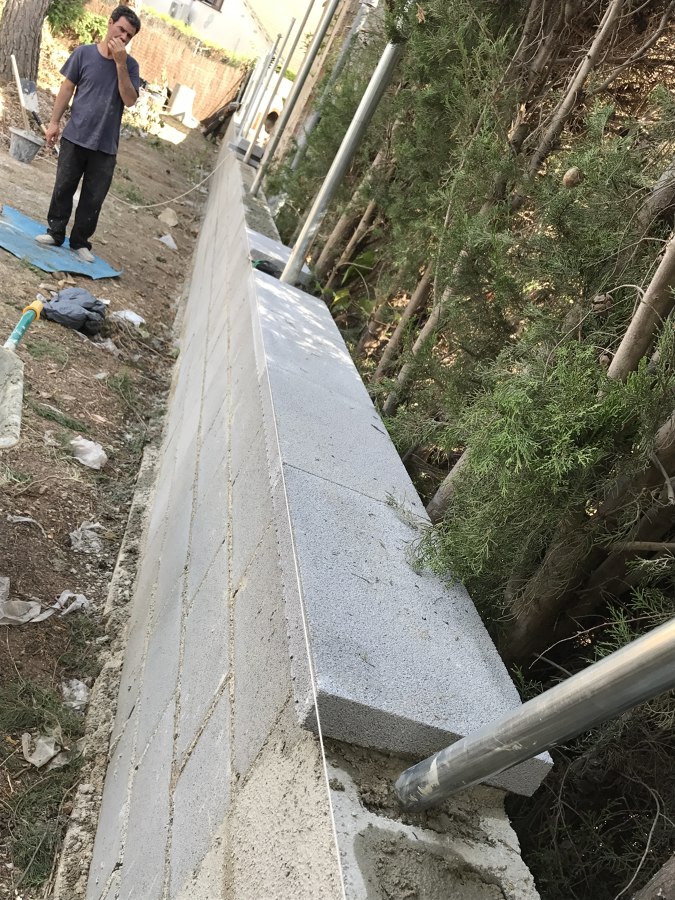 Construcción de vallado de hormigón mas verja