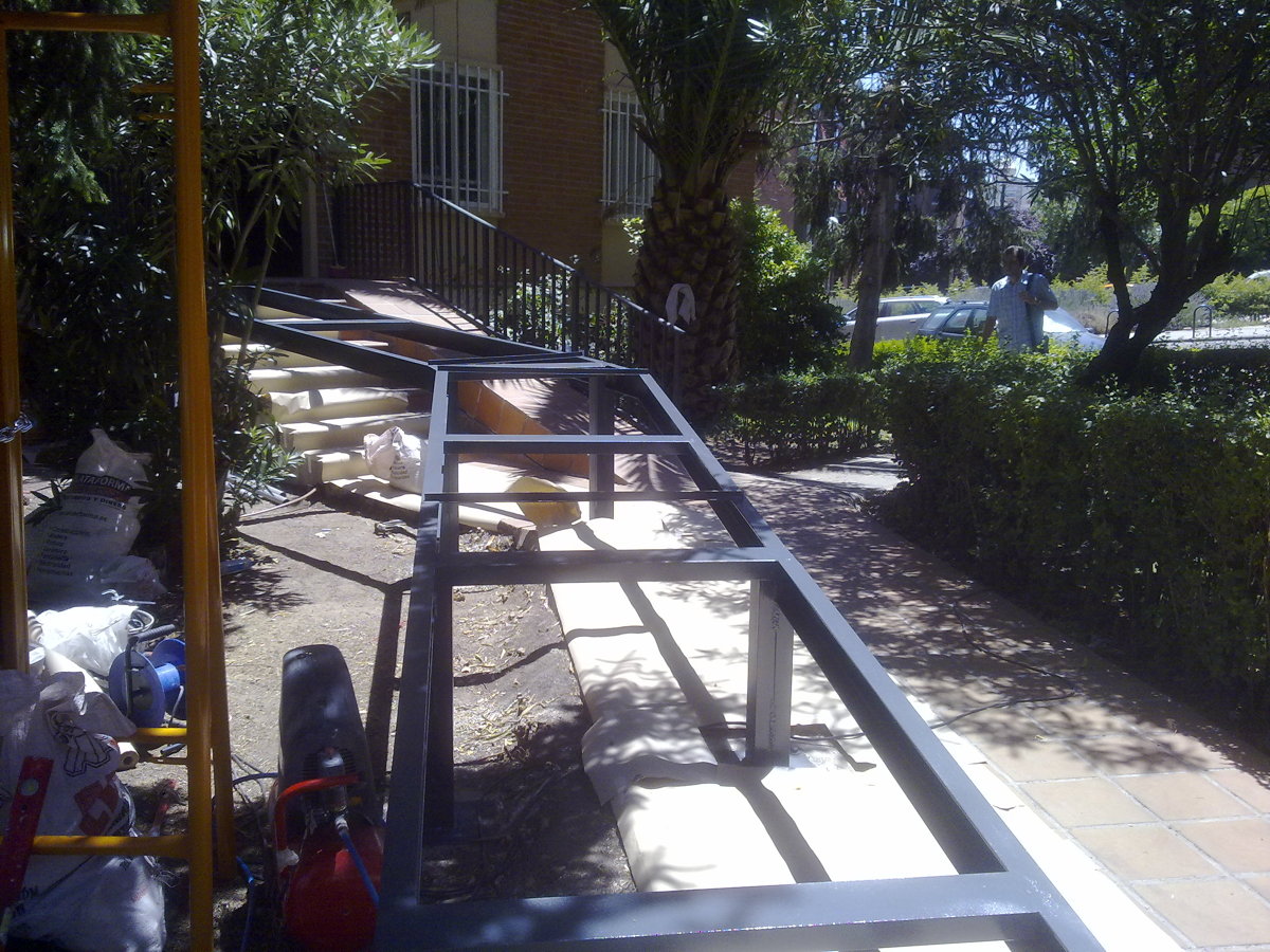 Construccion rampa minusvalidos y modificacion de escalones.