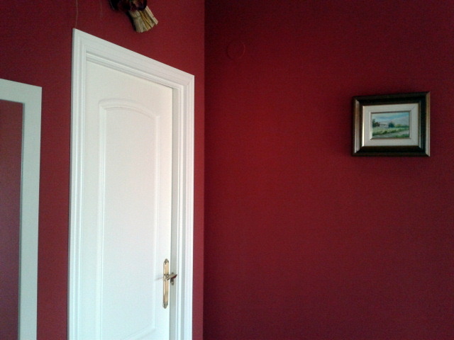 contraste de rojo con lacado blanco