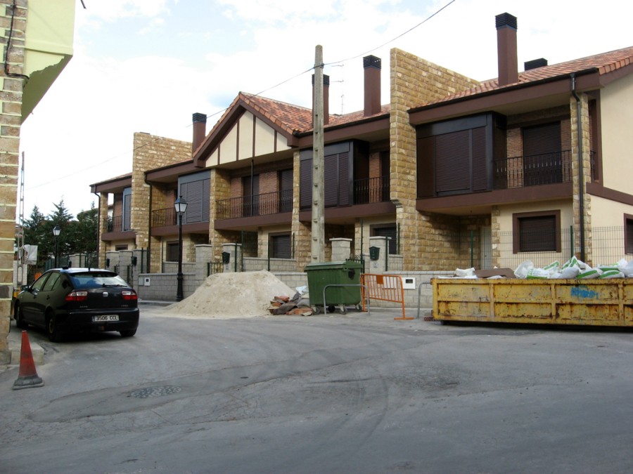 CONTRUCCION 5 CHALETS ADOSADOS EN SANTULLAN