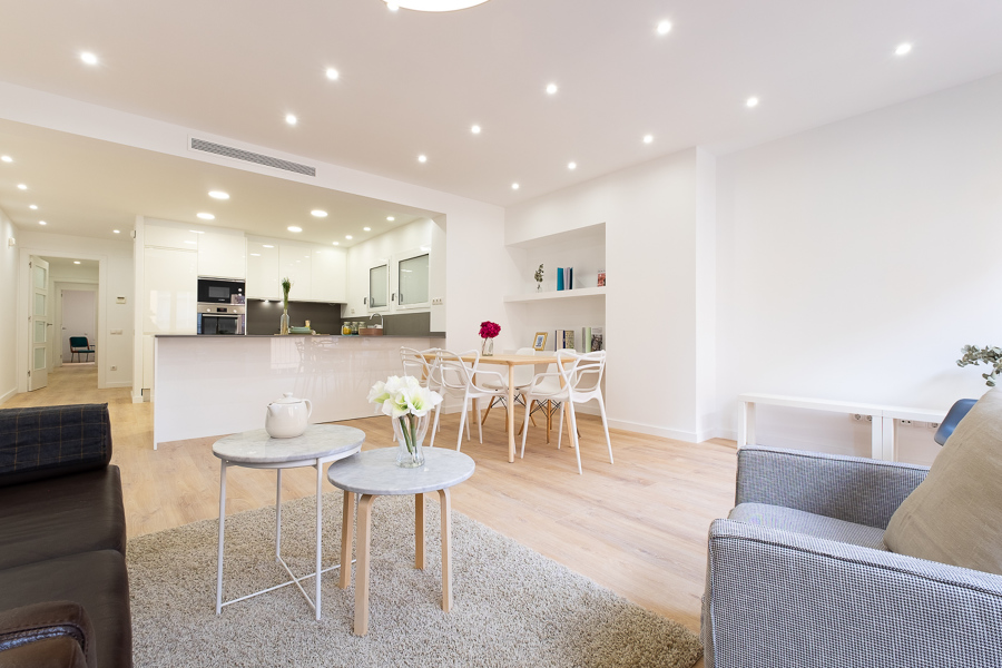 Salón y cocina abierta