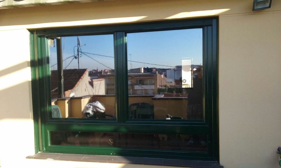 VENTANA CORREDERA CON FIJO INFERIOR VERDE