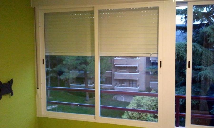 Corredera con persianas
