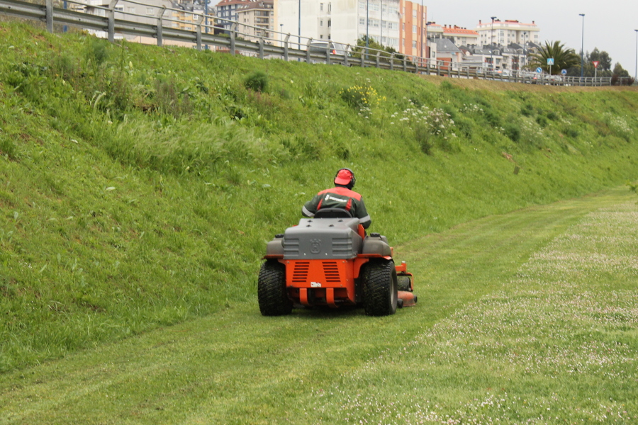 Cortar cesped parque ria del burgo