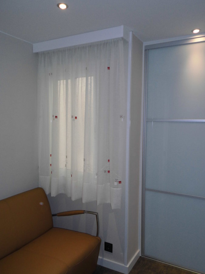 cortina fruncida galería blanca metalizada