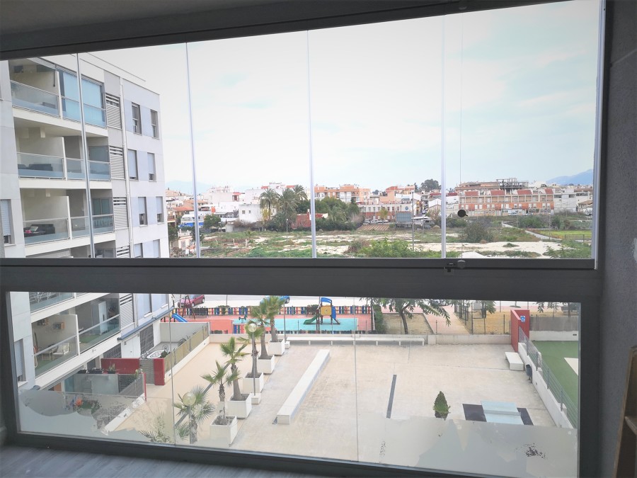 CORTINA DE CRISTAL COLOCADA