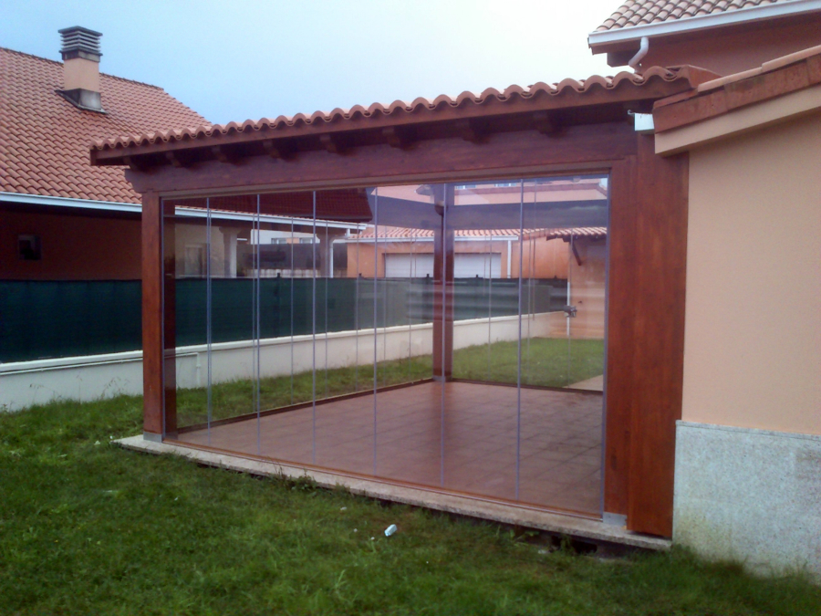 cortinas de cristal en porche madera