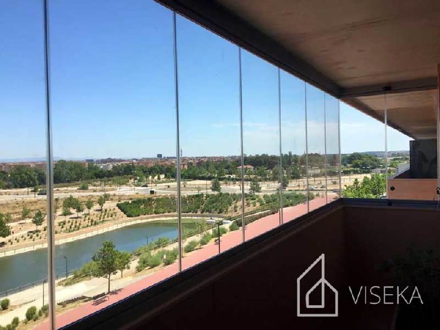 Terraza con paneles de cristal