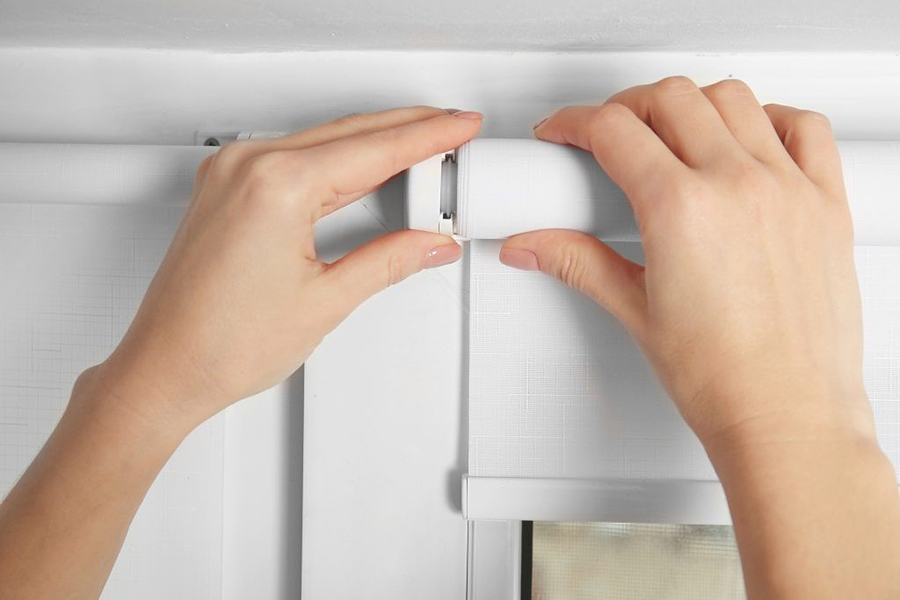 Colocación, sustitución o cambio de cortinas y persianas.