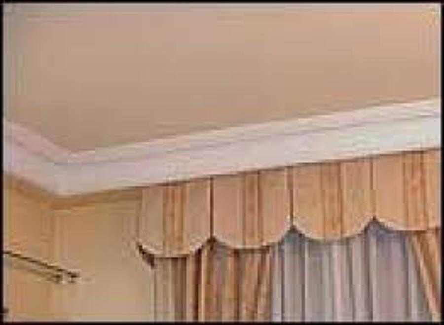 Cortinero de escayola en salon.